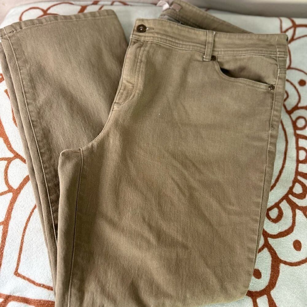 Chicos Womens Pants 3 Short Olive Green 5 Pockets Ankle Length size 16